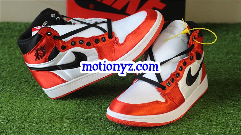 Air Jordan 1 Retro High OG Black Toe Satin